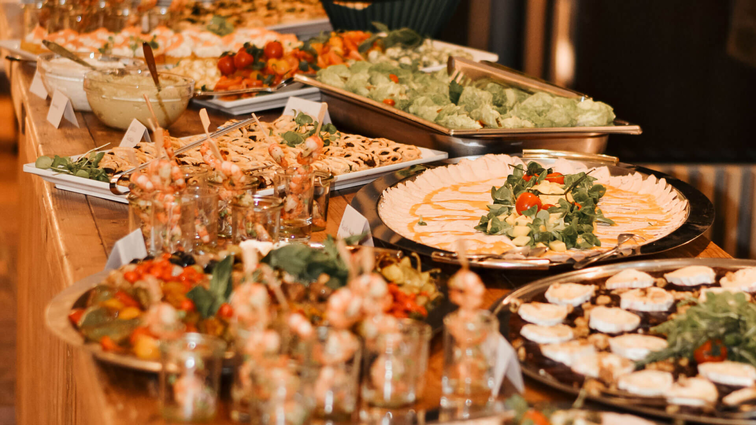 Bild eines südländischen Buffets mit Lammtartar, Antipasti usw.